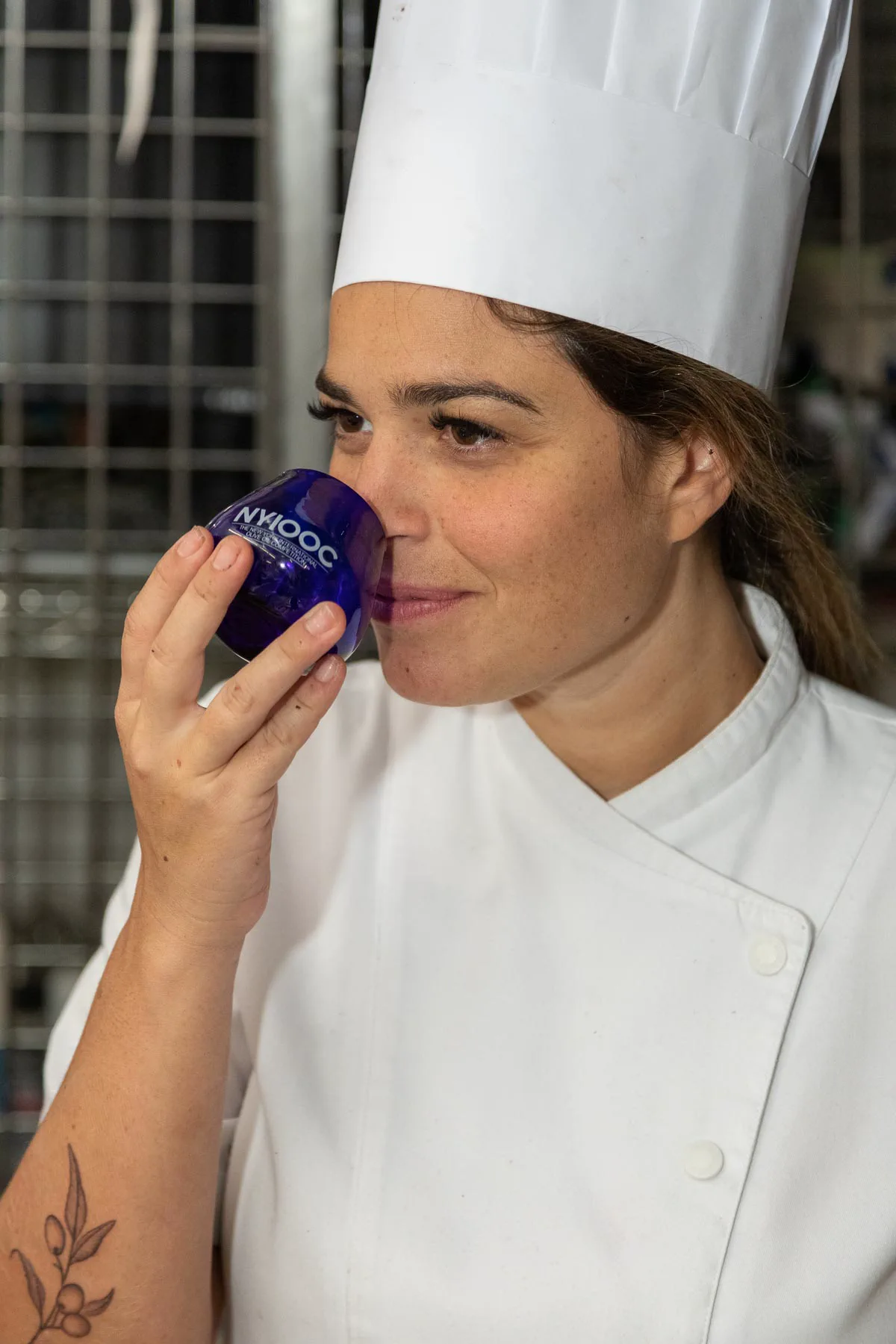 Chef realiza uma análise sensorial com um copo azul