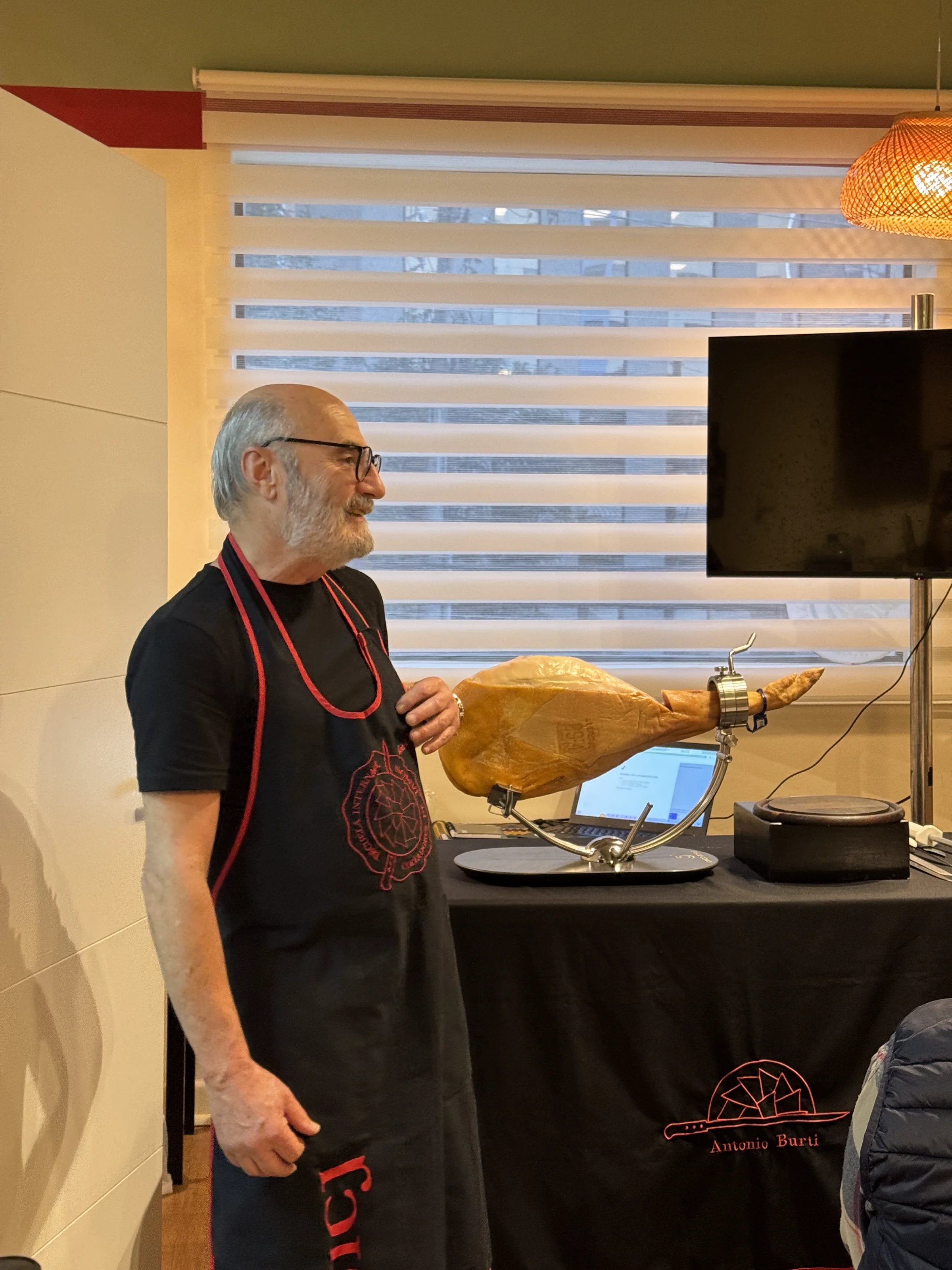 Professor apresenta um jamón durante a aula