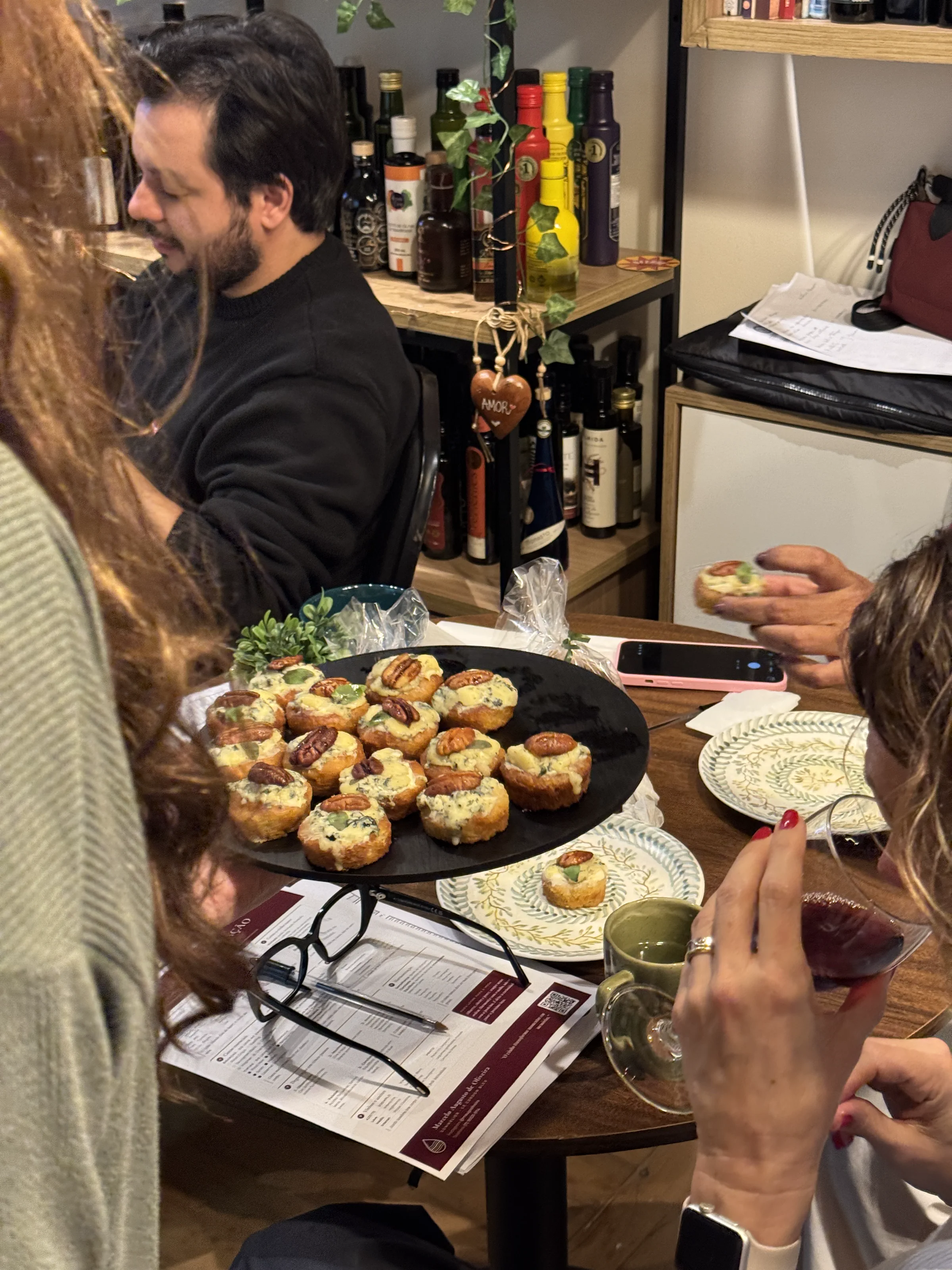 Alunos avaliam um preparo servido à mesa