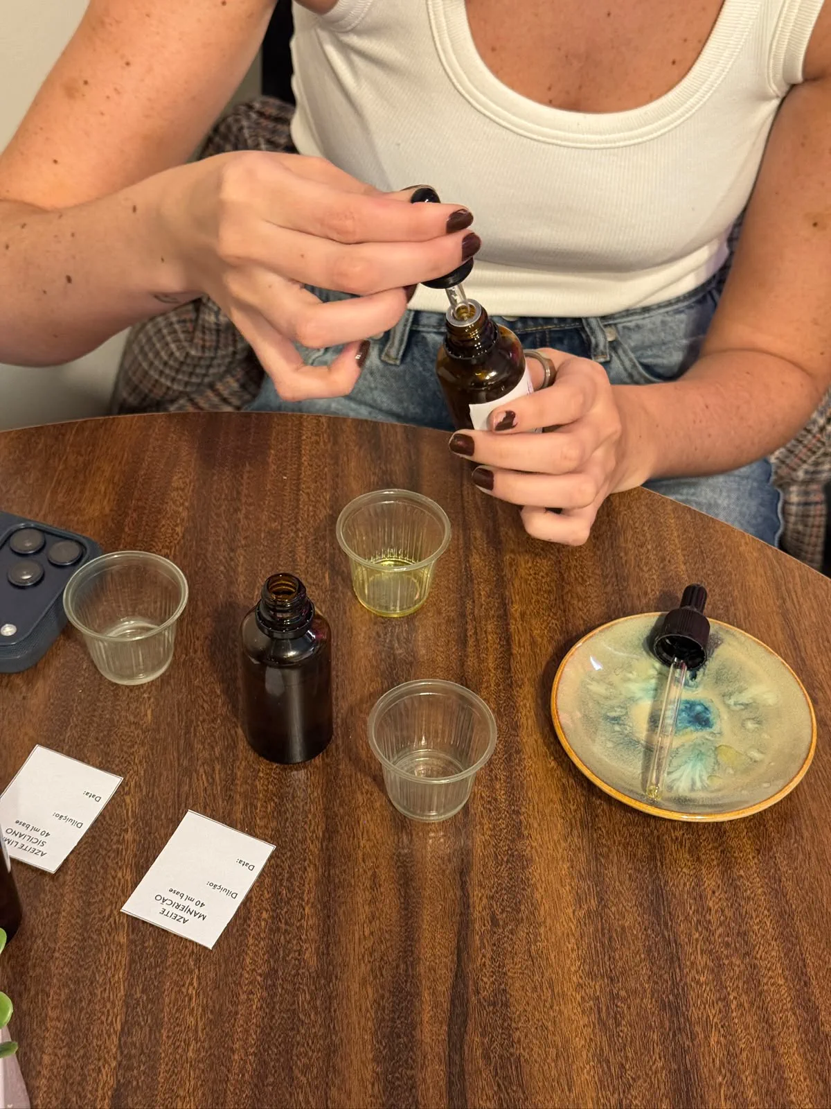 Copinhos, frascos e pipetas usados na aula prática de blends