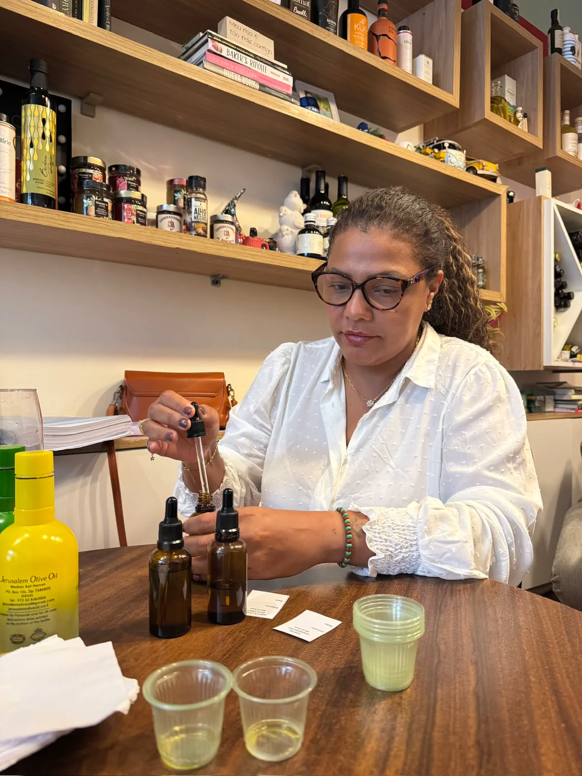 Aluna utiliza uma pipeta para elaborar blends com amostras de azeite