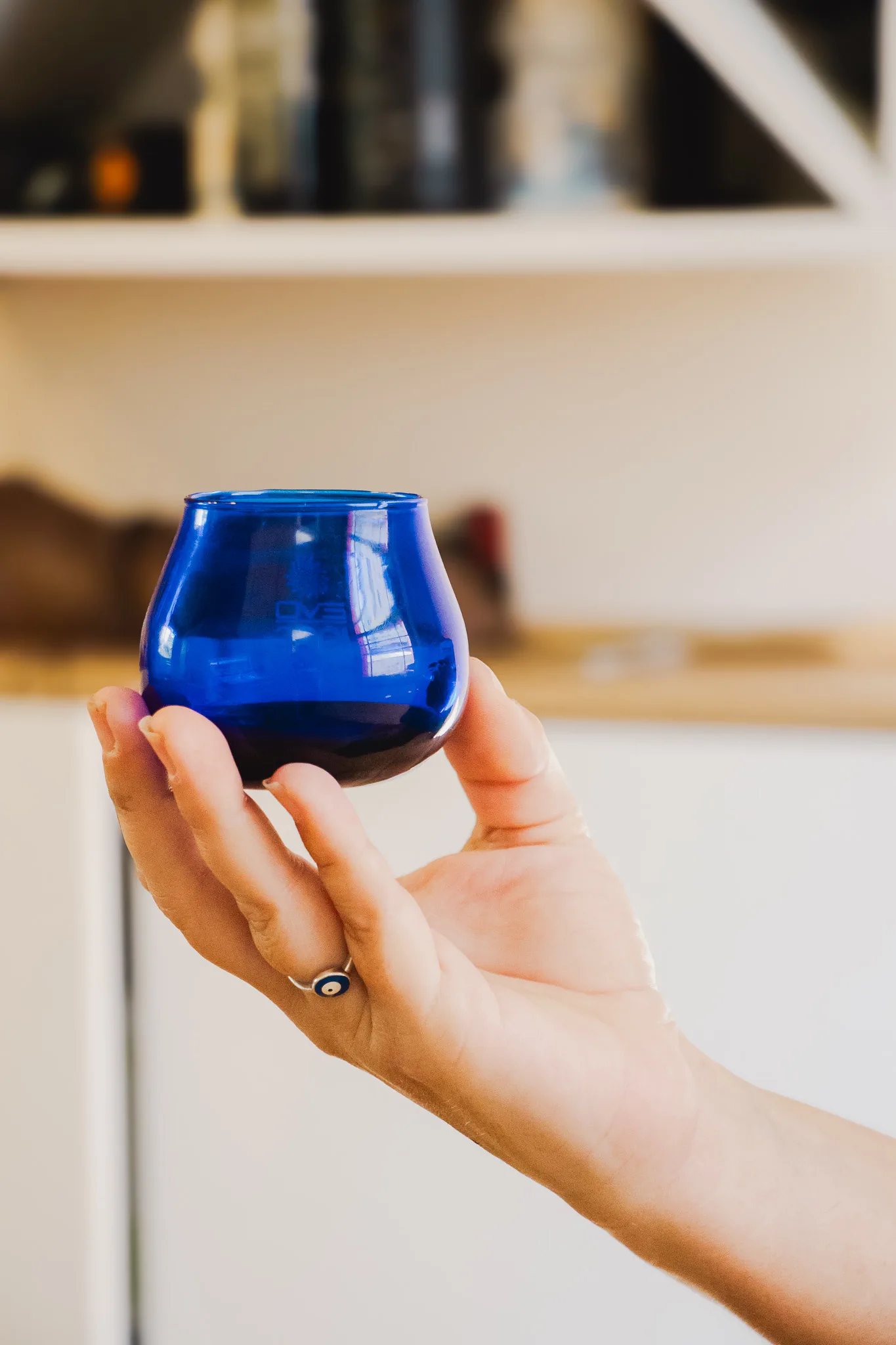 Copo azul de análise sensorial de azeite seguro por uma participante