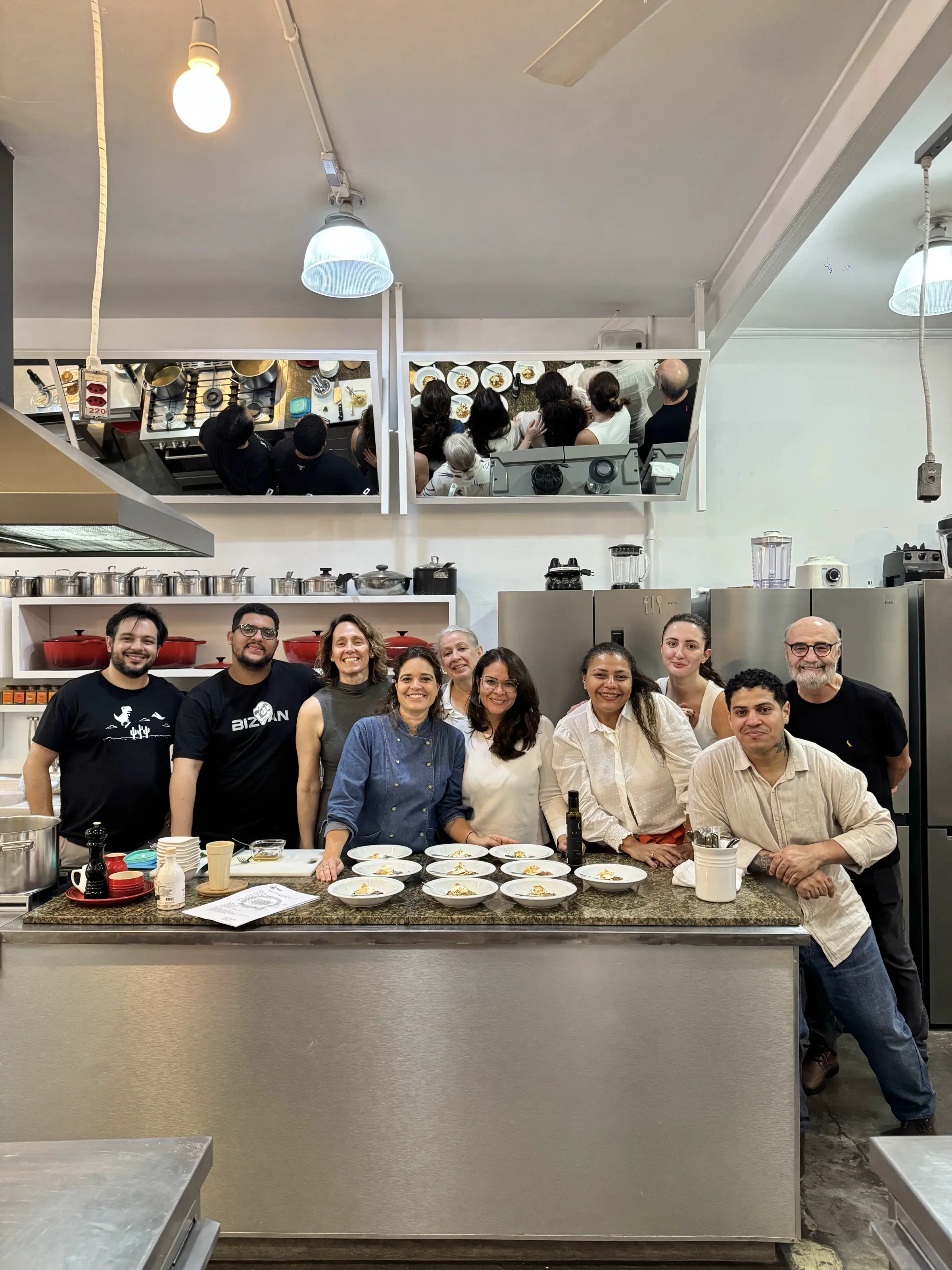 Turma reunida na cozinha da Escola Wilma Kövesi com os pratos preparados